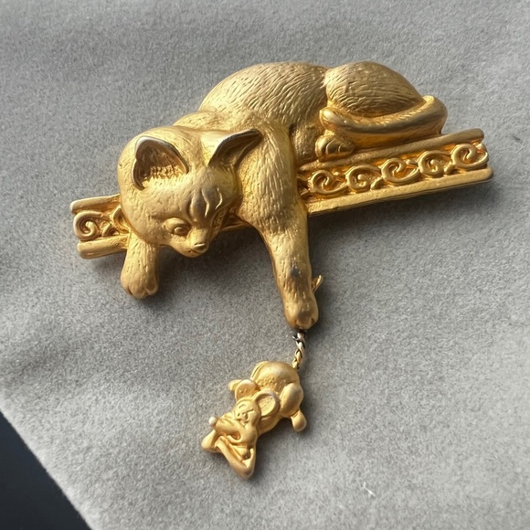 Gold Cat Brooch with Dangling Charm - Picture 4 of 6